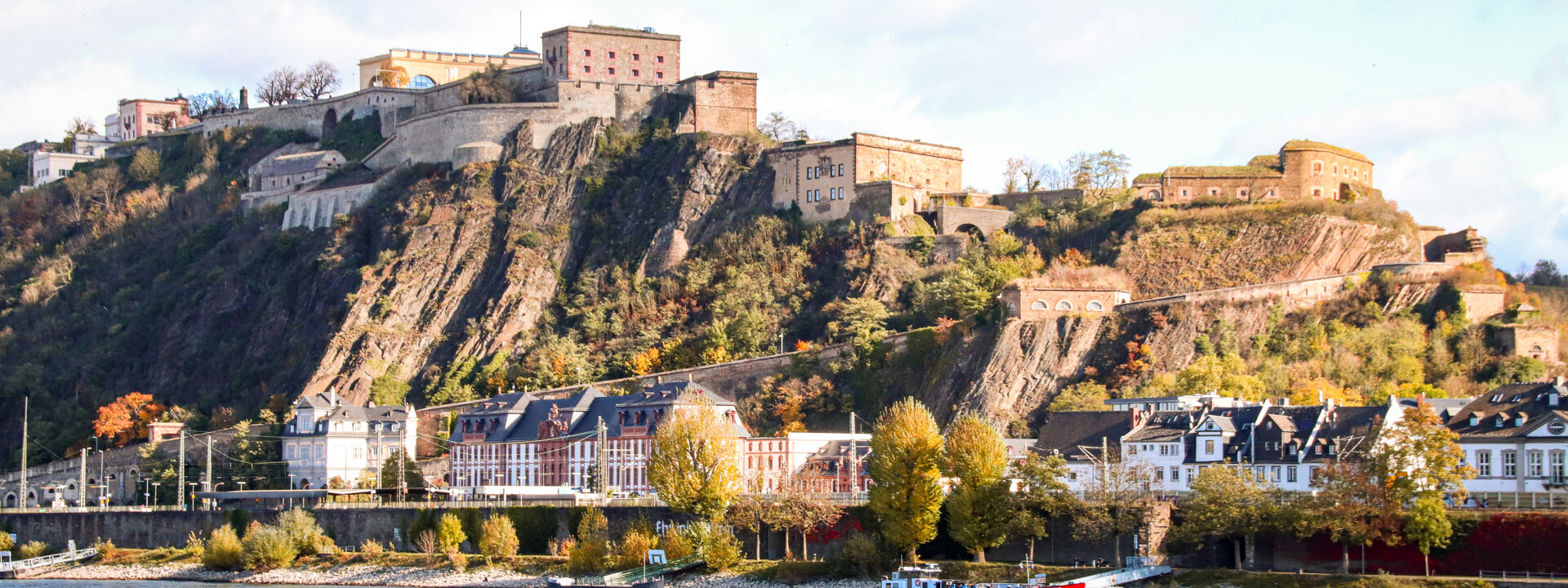 Blick über den Rhein mit der Festung Ehrenbreitstein auf einem Hügel ©Johannes Bruchhof Blick über den Rhein mit der Festung Ehrenbreitstein auf einem Hügel ©Johannes Bruchhof