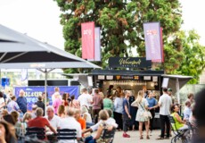 Die Vinothek in Koblenz an den Schlossstufen im Rahmen der Ufer-Bar © Koblenz-Touristik GmbH, Kai Myller