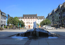 Brunnen auf dem Münzplatz mit Haus Metternich und Geschäfte im Hintergrund ©Koblenz-Touristik GmbH