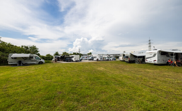 © Koblenz-Touristik GmbH, Kai Müller Wohnmobile stehen auf einer grünen Wiese © Koblenz-Touristik GmbH, Kai Müller
