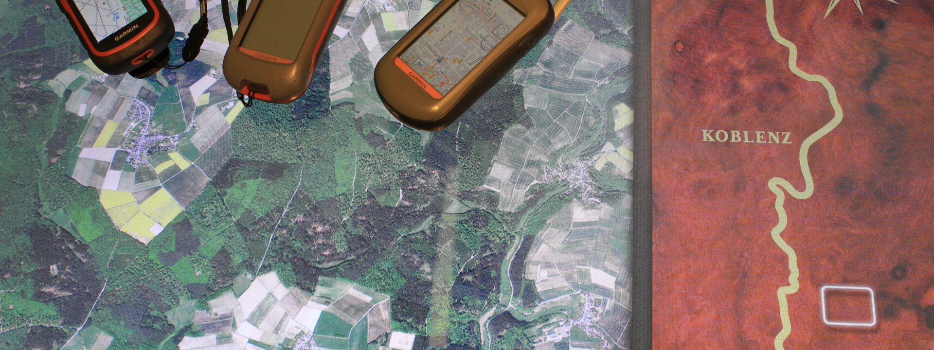 GPS-Geräte liegen auf einem Luftbild ©Koblenz-Touristik GmbH
