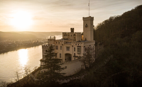 Luftaufnahme vom Schloss Stolzenfels beim Sonnenuntergang mit dem Rhein im Hintergrund © Koblenz-Touristik GmbH, Christian Görtz