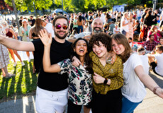 Besucher*innen lächeln in die Kamera bei der Blauen Stunde in Koblenz © Koblenz-Touristik GmbH, Kai Myller