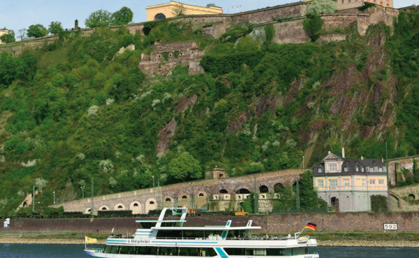 Schiff Gilles fährt vor der Festung Ehrenbreitstein auf dem Rhein in Koblenz © GDKE, Pfeuffer