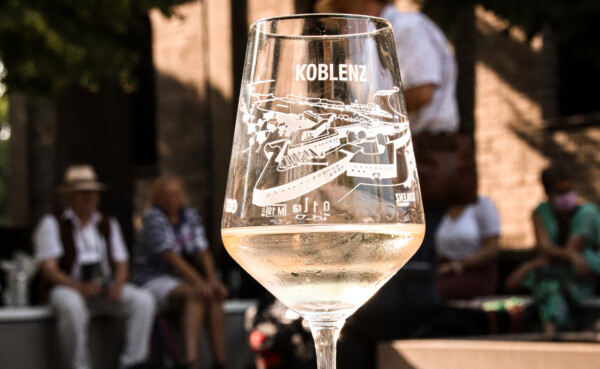 Glas Weißwein steht im Vordergrund während der Führung Weinspaziert ©Koblenz-Touristik GmbH, Johannes Bruchhof