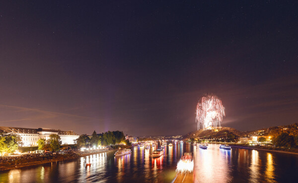 Feuerwerke von Rhein in Flammen mit beleuchteten Schiffen auf dem Rhein und Zuschauer am Rheinufer ©DZT