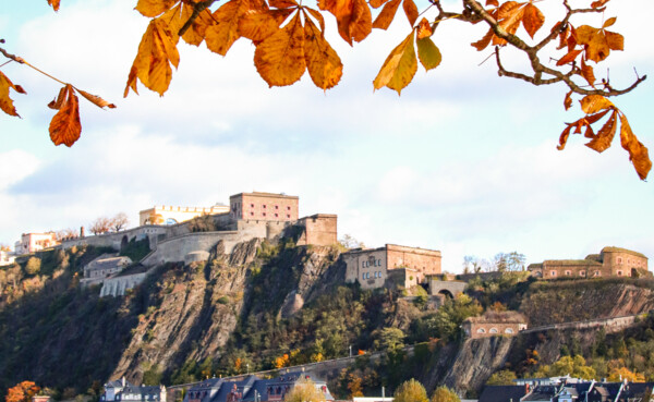 Herbstlaub vor der Festung Ehrenbreitstein ©Koblenz-Touristik
