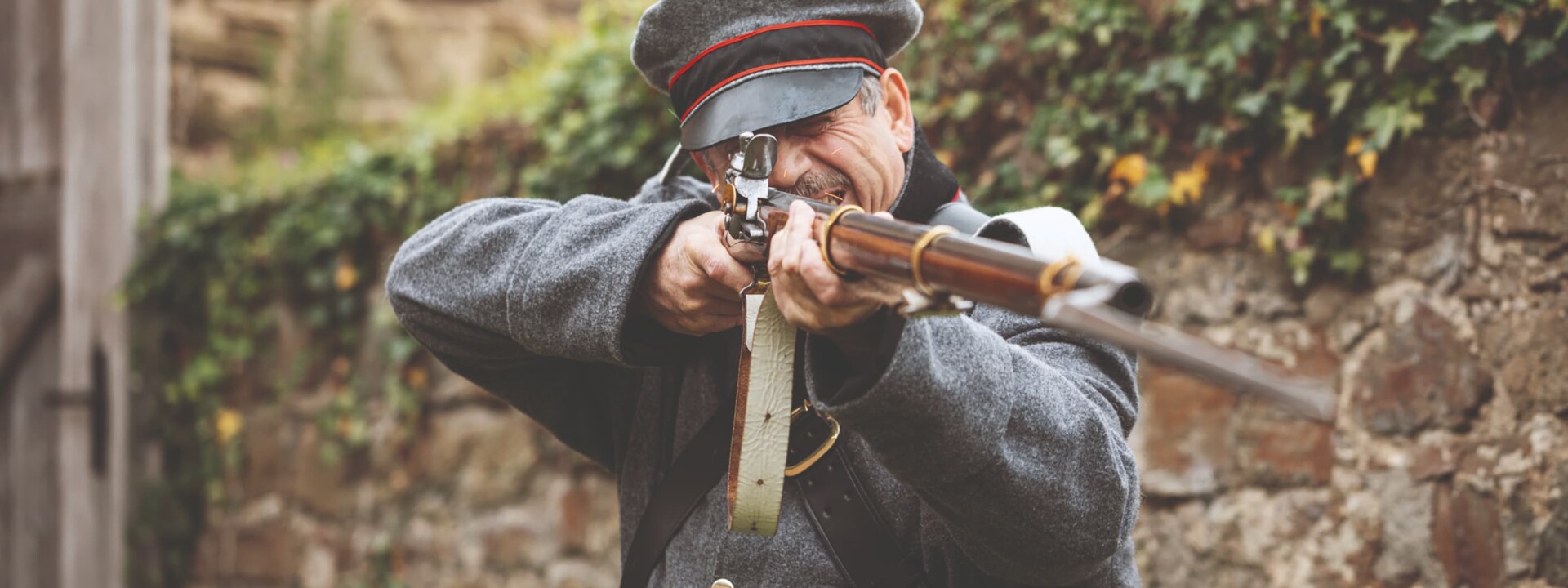 Festungsf&uuml;hrung in Festung Ehrenbreitstein. G&auml;stef&uuml;hrer h&auml;lt eine Gew&auml;hr in der Hand und zielt.  &copy; GDKE, E. Fischer