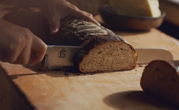 Frisches Brot wird geschnitten &copy; Philip Bruederle 