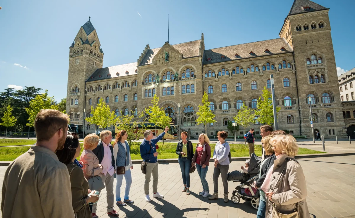Führungsgruppe Preußisches Regierungsgebäude Koblenz © Koblenz-Touristik GmbH, Dominik Ketz Führungsgruppe vor dem Preußischen Regierungsgebäude in Koblenz © Koblenz-Touristik GmbH, Dominik Ketz