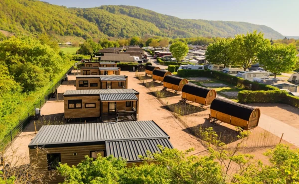 Glamping_Guelser_Moselbogen_(c)-Koblenz-Touristik_GmbH_Johannes_Bruchhof.webp © Koblenz-Touristik GmbH, Johannes Bruchhof Glamping Gülser Moselbogen in Koblenz-Güls © Koblenz-Touristik GmbH, Johannes Bruchhof