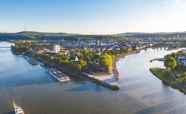 Luchtfoto van het Deutsches Eck in Koblenz met de kabelbaan, de Rijn, de Moezel en schepen op de voorgrond &copy; Koblenz-Touristik GmbH, Dominik Ketz
