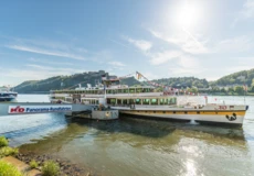 Passagierschiff Göthe angelegt am Rheinufer mit Festung Ehrenbreitstein im Hintergrund