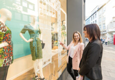 Frau zeigt ihrer Freundin ein Kleid im Schaufenster ©Koblenz-Touristik GmbH, Dominik Ketz