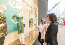 Frau zeigt ihre Freundin ein Kleid im Schaufenster © Koblenz-Touristik GmbH, Dominik Ketz