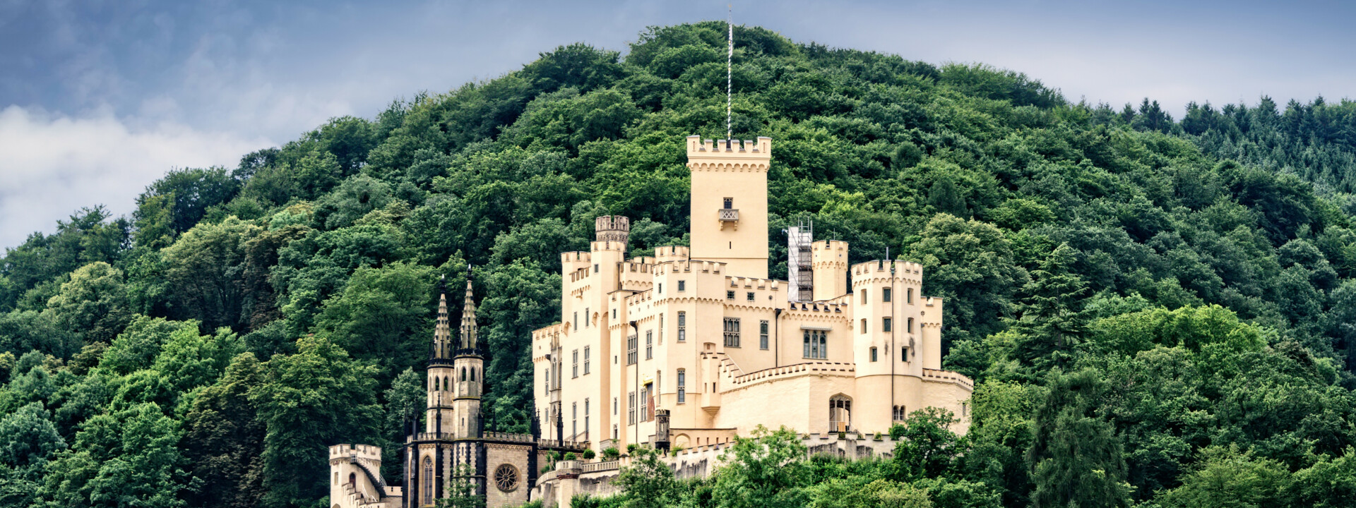 Schloss Stolzenfels umgeben vom grünen Wald © AdobeStock (C) Ruth P. Peterkin