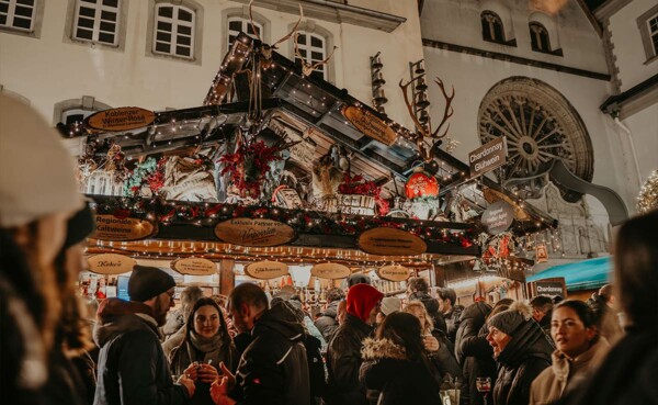 Getränkestand auf dem Koblenzer Weihnachtsmarkt  © Koblenz-Touristik GmbH, Janko.Media