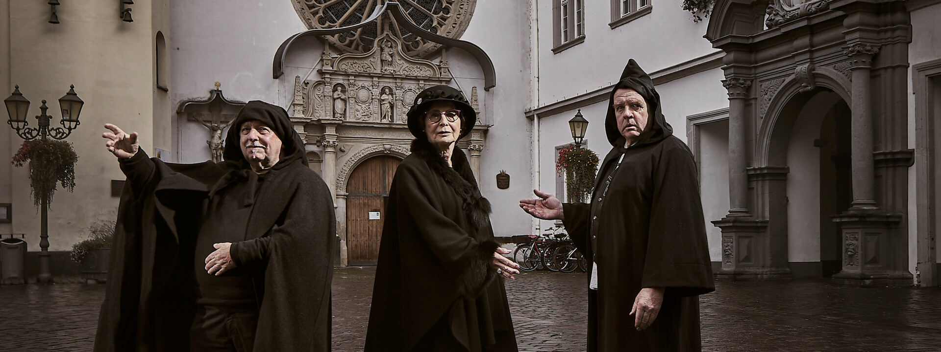 Kostümierte Stadtführer*innen stehen auf dem Jesuitenplatz in Koblenz bei Nacht ©Koblenz-Touristik GmbH, Picture Colada