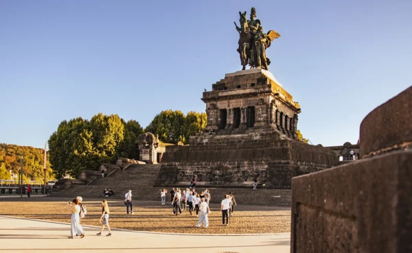 kaiserdenkmal_koblenz_c_bruchhof.webp © Johannes Bruchhof, Koblenz-Touristik GmbH Kaiserdenkmal am Deutschen Eck bei Abenddämmerung © Johannes Bruchhof, Koblenz-Touristik GmbH