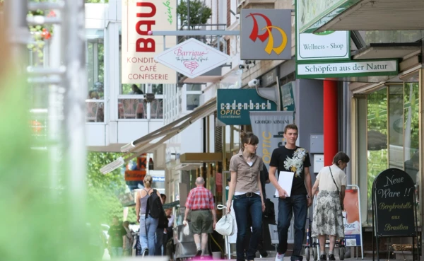 Menschen spazieren in der Löhrstraße in Koblenz