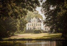 Schloss Sayn steht zwischen öppigen Bäumen hinter einem Weiher ©Koblenz-Touristik GmbH, Johannes Bruchhof