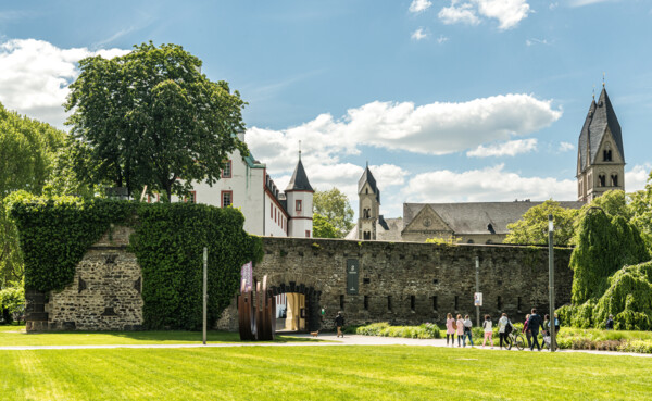 Die Mauer der alten Deutschen Eck mit Türmen des Deutschherrenhauses und der Basilika St. Kastor im Hintergrund © Koblenz-Touristik GmbH, Dominik Ketz