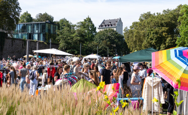Die Wiese hinter dem Deutschen Eck beim Flohmarkt.  © Koblenz-Touristik GmbH, Jannis Knaden