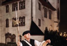 Stadtführer, bekleidet als früherer Nachtwächter, hält Laterne und Hellebarde vor der Alten Burg in Koblenz © Koblenz-Touristik GmbH, Picture Colada