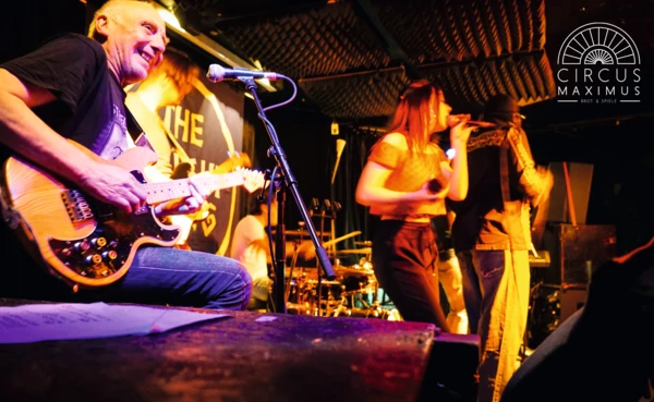 Band "The Wright Thing" spielt auf der Bühne in Circus Maximus