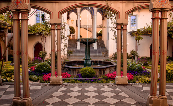 Pergolagarten Schloss Stolzenfels mit Blumen, Brunnen und Säulen ©Koblenz-Touristik GmbH, Johannes Bruchhof 