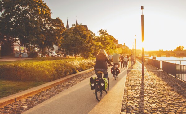 Fahrradfahrer im Sonnenuntergang am Moselufer &copy; Johannes Bruchhof