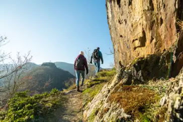 Wandern durch die Berge des Ahrtals 