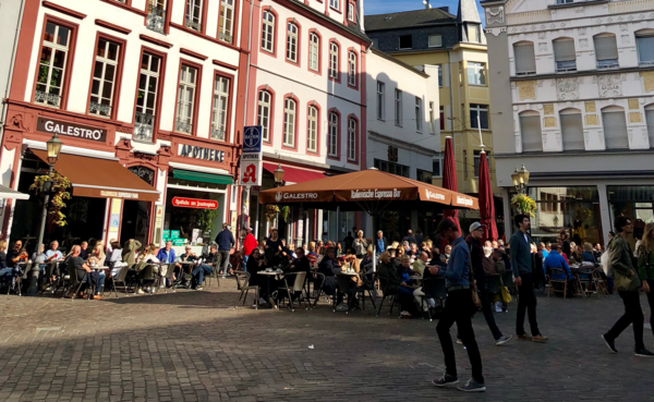 Menschen sitzen an CafÃ©tischen in der Koblenzer Altstadt ©Koblenz-Stadtmarketing GmbH