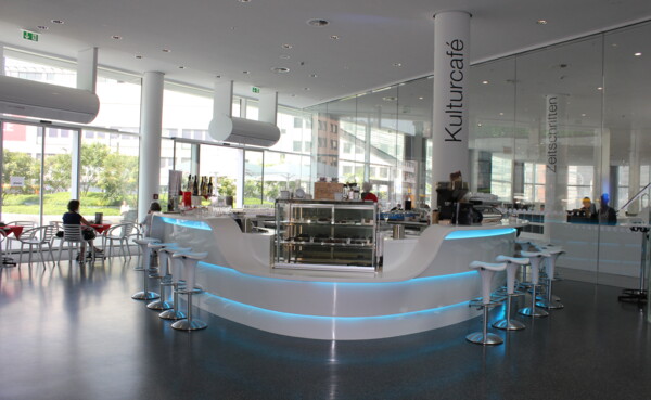Kulturcafe in Forum Confluentes mit blauen Akzentleuchten unter der Theke ©Koblenz-Touristik GmbH