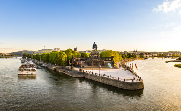 Ansicht des Deutschen Ecks, dem Kaiser-Wilhelm-Denkmal und der Mündung von Rhein und Mosel © 