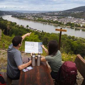 Wanderer blicken auf das Obere Mittelrheintal © Ryne und Denise Cook