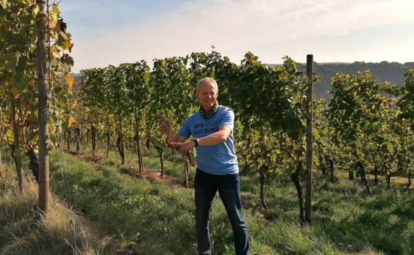 Gästeführer Bernd Doetsch im Weinberg bei der Führung „Der lebendige Weinberg“ in Koblenz-Güls © Bernd Doetsch