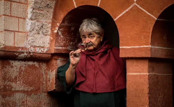 Der Weinknecht Kalle Grundmann riecht an einem Glas Wein an der Florinskirche  &copy; Koblenz-Touristik GmbH, Johannes Bruchhof 