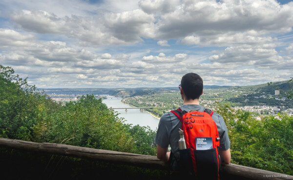 Mann steht am Welterbesteig mit Ausblick auf Koblenz ©Koblenz-Touristik, Ryne Cook