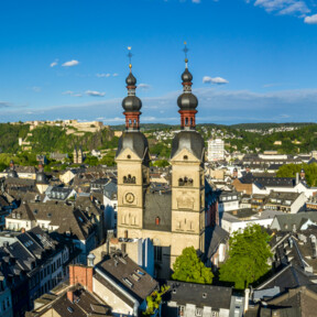 Luftaufnahme der Koblenzer Altstadt mit Liebfrauenkirche im Vordergrund und Florinskirche, Altstadt und Festung Ehrenbreitstein im Hintergrund ©Koblenz-Touristik GmbH, Dominik Ketz