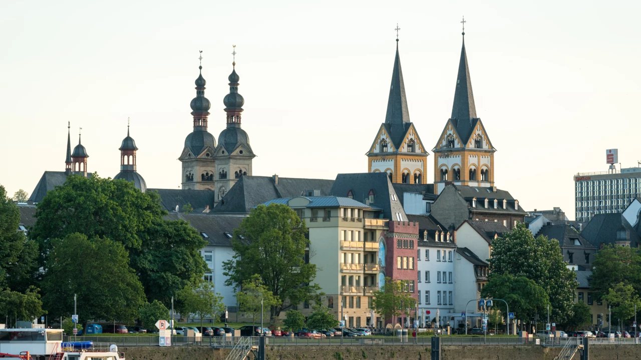 Skyline von Koblenz gesehen vom Moselufer mit mehreren Kirchtürmen zu sehen
