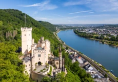 Schloss Stolzenfels mit dem Rhein im Hintergrund