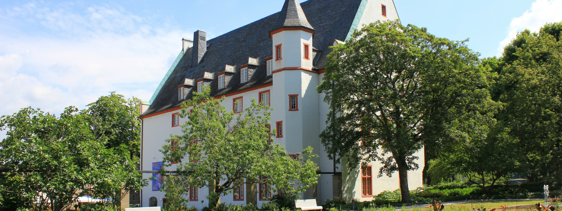 Deutschherrenhaus mit Blumenhof im Vordergrund ©Koblenz-Touristik GmbH