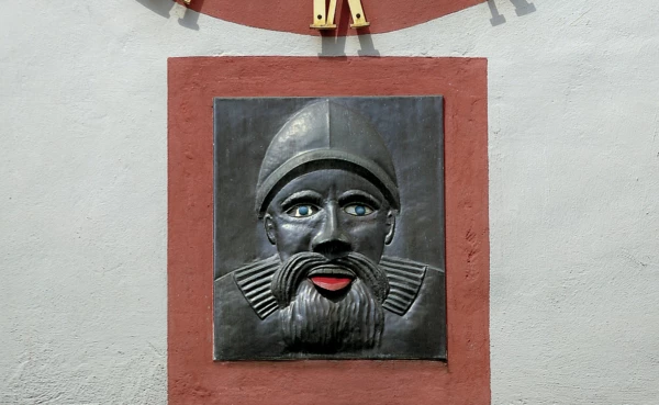 Der Koblenzer Augenroller unter einer Uhr an der Wand