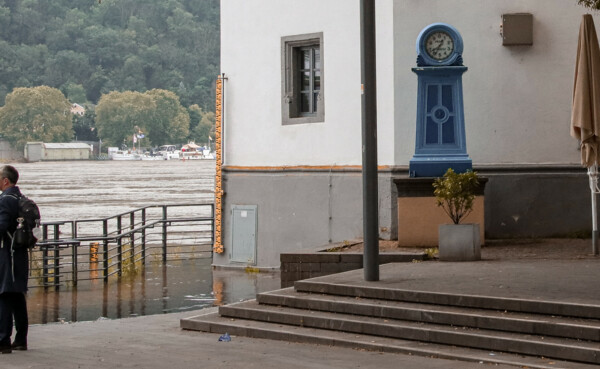 Pegeluhr und Pegelstock am Pegelhaus bei Hochwasser ©Koblenz-Touristik GmbH, Johannes Bruchhof