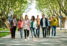 Reisegruppe spaziert auf dem Fußweg der Rheinanlagen in Koblenz © Koblenz-Touristik GmbH, Dominik Ketz