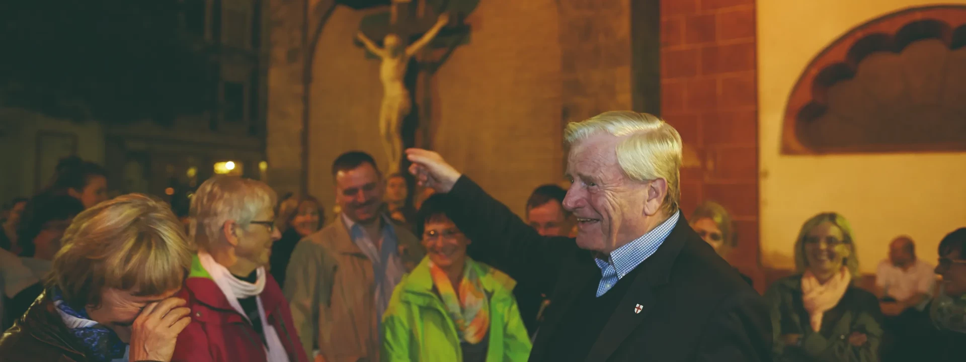 Manfred Gniffke bringt Führungsgruppe zum Lachen © Koblenz-Touristik GmbH, Thomas Frey Manfred Gniffke bringt Führungsgruppe zum Lachen © Koblenz-Touristik GmbH, Thomas Frey