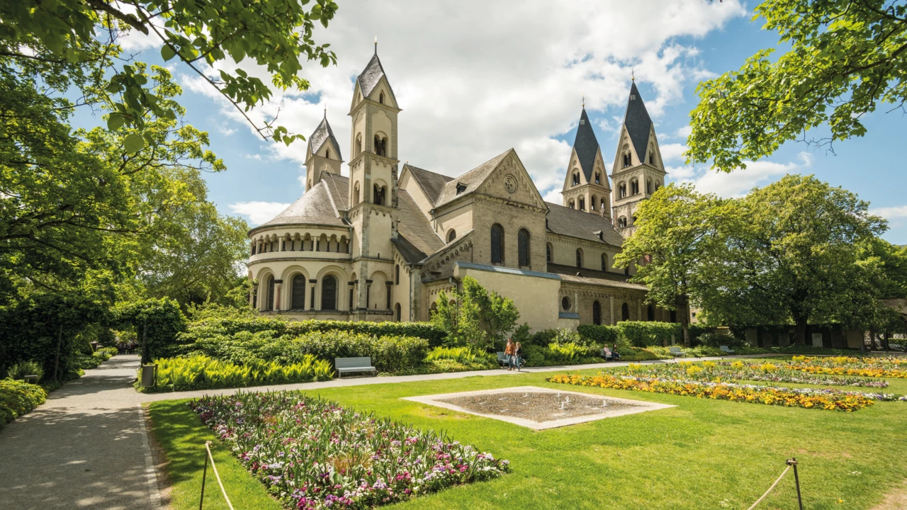 Ansicht von Basilika St. Kastor vom Blumenhof