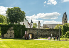 Die Mauer der alten Deutschen Eck mit Türmen des Deutschherrenhauses und der Basilika St. Kastor im Hintergrund ©Koblenz-Touristik GmbH, Dominik Ketz