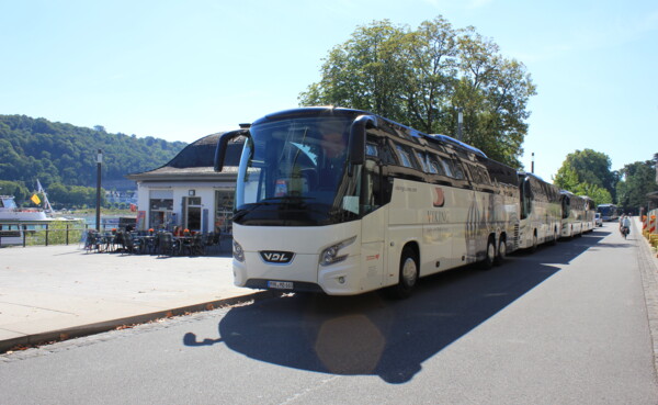 Reisebus am Rheinufer © Koblenz-Touristik